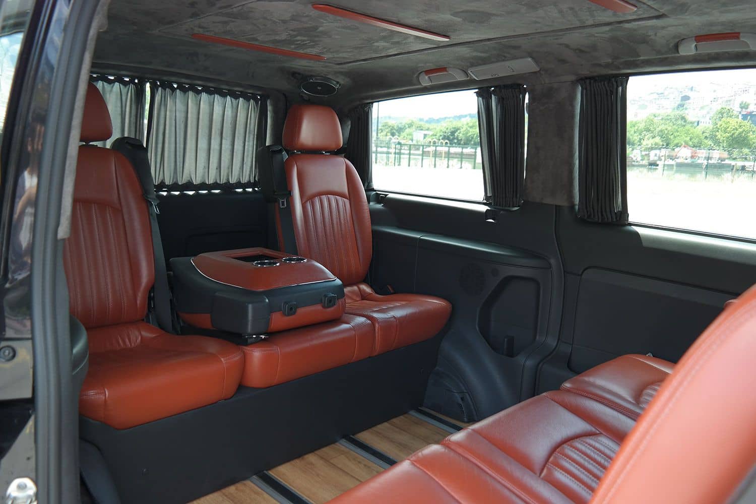 vito-mercedes-05 Benz Vito with Guide-Driver